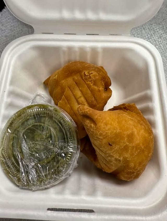 Veg Samosa (2 pcs).